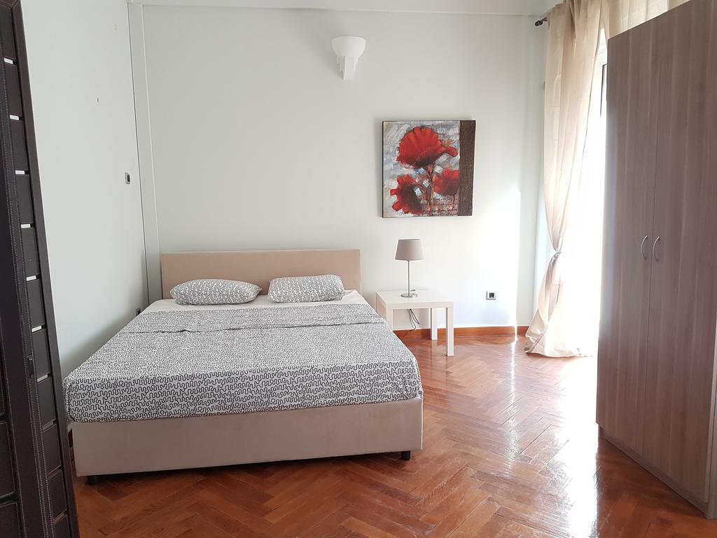 Errathens Pine Red And Taupe - Athens Center Daire Dış mekan fotoğraf